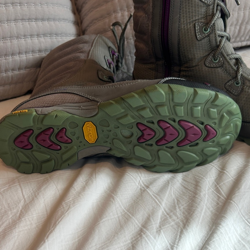 Ahnu Women's Gray and Purple Winter Boots - Picture 9 of 9